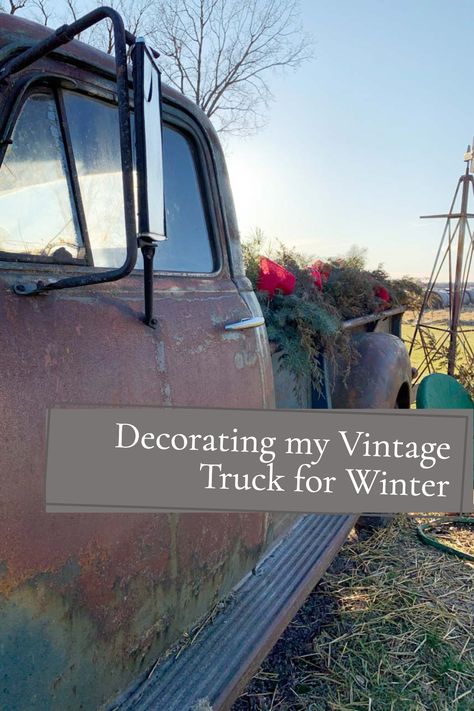 Old Pickup Truck Flower Bed, Old Truck Christmas Decor, Old Truck Yard Art, Vintage Truck Decor, Fall Photo Props, Vintage Truck Christmas, Christmas Outdoors, Road Landscape, Truck Decor