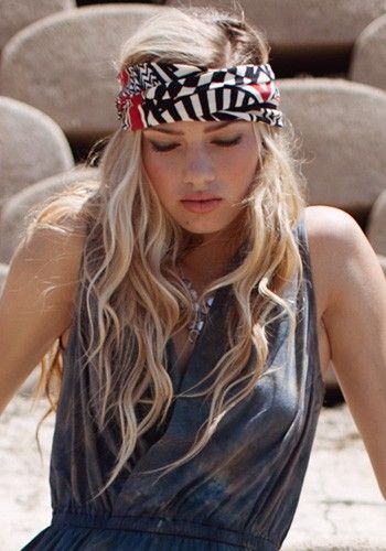 head wrap Wearing A Bandana, Estilo Hippy, Woman Hair, Urban Culture, Estilo Hippie, Hair Scarf, Hair Wraps, Head Band, Hippie Chic