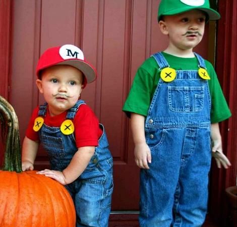 Mario y Luigi, buen disfraz para carnavales! Luigi Halloween Costume, Halloween Kostüm Baby, Diy Costumes For Boys, Halloween Costumes Kids Homemade, Boys Halloween Costumes Diy, Halloween Costume Couple, Diy Fantasia, Diy Baby Costumes, Toddler Boy Halloween Costumes