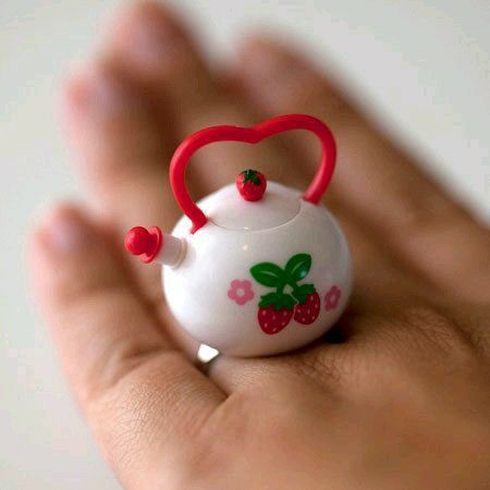 Quirky Ring, Mini Dishes, Food Rings, Mini Teapot, Strawberry Decorations, Cute Miniature, Clay Teapots, Pasta Francesa, Food Jewelry