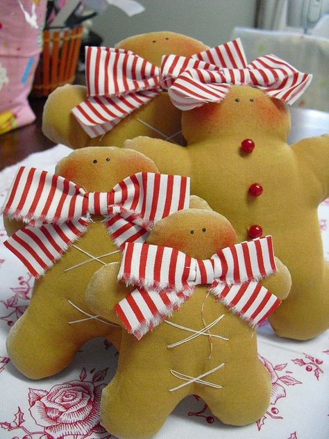 Stuffed gingerbread men and girls by Tilda Tonne Finnager (original source unknown) Gingerbread Dolls, Gingerbread Crafts, Gingerbread Christmas, Gingerbread Men, Primitive Christmas, Christmas Gingerbread, Christmas Love, Felt Christmas, Xmas Ornaments