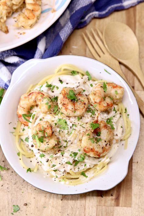 Creamy Shrimp Pasta is super quick and easy for busy weeknights. A tangy cream sauce tossed with spaghetti and topped with garlic butter shrimp is a tasty meal that is sure to become a family favorite. Pasta Recipe Easy, Shrimp Pasta Recipes Easy, Buttery Shrimp, Shrimp Pasta Recipe, Top Dinner Recipes, Creamy Shrimp Pasta, Comfort Pasta, Creamy Shrimp, 30 Minute Meals Easy