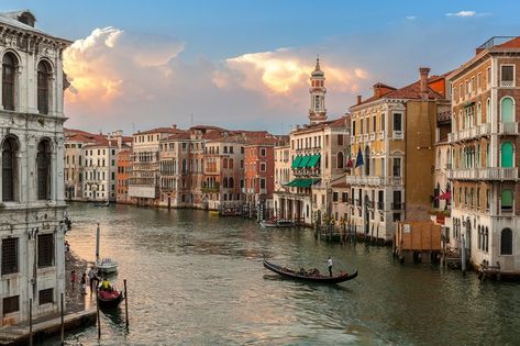 Italy Background Laptop, Greece Horizontal Photo, Italy Laptop Wallpaper, Venice Bridge, Italy Skyline, Italy City, Country Italy, Profile Ideas, Linkedin Background