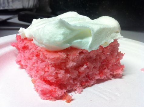 Strawberry 7up cake Strawberry Cake Recipe, Recipes Using Cake Mix, Strawberry Cake Easy, Boxed Cake Mixes Recipes, Fresh Strawberry Recipes, Fresh Strawberry Cake, Shortcake Cake, Strawberry Cake Mix, Cake Frosting Recipe