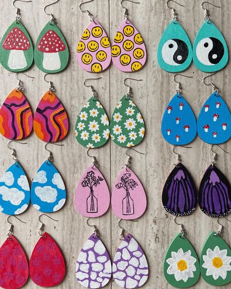 https://www.instagram.com/p/COddtdPrwuK/?igshid=7ij4wjvr2plu Mdf Earrings Hand Painted, Earing Painting Ideas, Wooden Painted Earrings, Mdf Jewelry, Hand Painted Earrings Wood, Earring Painting, Mdf Earrings, Earrings Drawing, Cloth Earrings