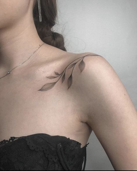 Vines Tattoo Collar Bone, Tattoo Under Clavicle, Dragonfly On Collar Bone Tattoo, Colar Bone Tattoo Cute, Small Shoulder Collar Bone Tattoo For Women, Vine Tattoo On Collar Bone, Tatoos Collar Bones, Under Clavicle Tattoo, Vines Collar Bone Tattoo