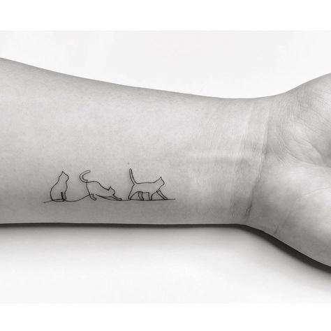 One line style cats tattooed on the wrist. Tattoos For Women Cat, Cat And Dog Tattoo, Cat Tattoo Simple, Cat Tattoo Designs, Cute Tiny Tattoos, Line Art Tattoos, Subtle Tattoos, Time Tattoos, Elegant Tattoos