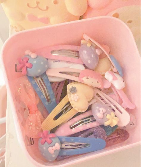 Sanrio Aesthetic Stuff, Cute Sanrio Accessories, Cute Core Jewelry, Kawaiicore Accessories, Cutecore Accessories, Kawaii Hair Clips, Sanrio Accessories, Hello Kit, Kawaii Core