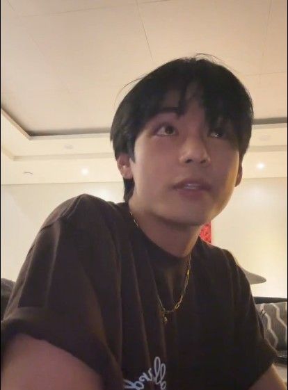 Taehyung Short Hair, Taehyung Weverse Live 2023, Taehyung Vlive, Short Hair Looks, Taehyung Weverse Live, Taehyung Weverse, Somebody To Love, Bts Jungkook And V, V Live