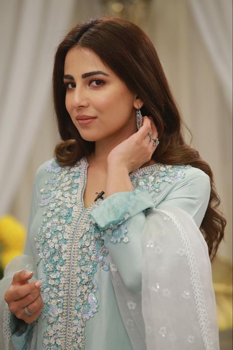 Pakistani Actress Pics, Sara Khan Pakistani Actress, Ushna Shah, Alizeh Shah, Pakistani Makeup, Neelam Muneer, Sara Khan, Pakistani Songs, Saree Wearing Styles