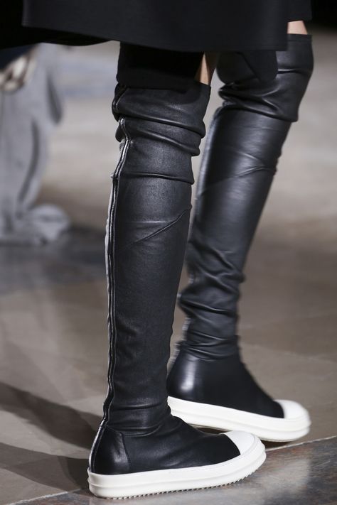 THIGH HIGH SNEAKER BOOTS #RickOwensHighboots #Runway #FashionweekFall2014 Thigh High Boots Outfit Winter, Rick Owens Shoes Outfit, Black Knee High Boots Outfit, Rick Owens Boots, Black And White Boots, Rick Owens Shoes, Rick Owens Sneakers, Winter Boots Outfits, Fashion Runway Show