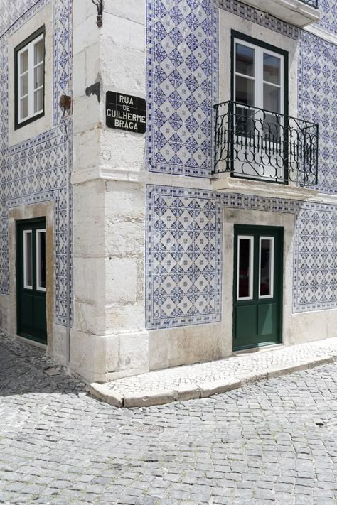 Lisbon Architecture, Blue And White Tiles, Lisbon Travel, Magic Places, Into The West, Portuguese Tiles, Travel Diaries, Portugal Travel, Spain And Portugal