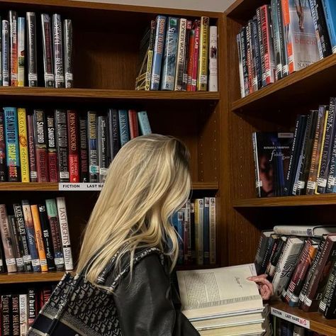 Booktok Girl Aesthetic, Poses With Books, Reading A Book Aesthetic, Book Worms Aesthetic, Book Worm Aesthetic, Book Reading Aesthetic, Reading Book Aesthetic, Read Aesthetic, Reader Girl