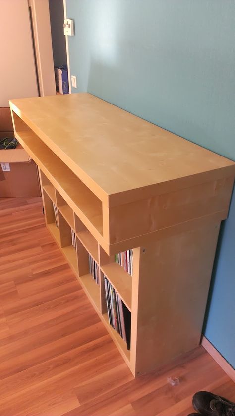 Materials: Expedit Bookshelf 4×2, Lack TV unit Description: Build up the bookshelf and put the TV unit without the legs on top. Use long screws from the TV unit legs to steady the construction. (You have to predrill four holes with a 5mm drill on the underside, see picture 2) ~ Enzn, Nürnberg, Bayern, Germany [&hellip Music Studio Desk Ideas, Studio Desk Ideas, Desk Ideas Ikea, Kallax Ideas, Music Studio Desk, Studio Music Room, Dj Console, Dj Table, Dj Stand