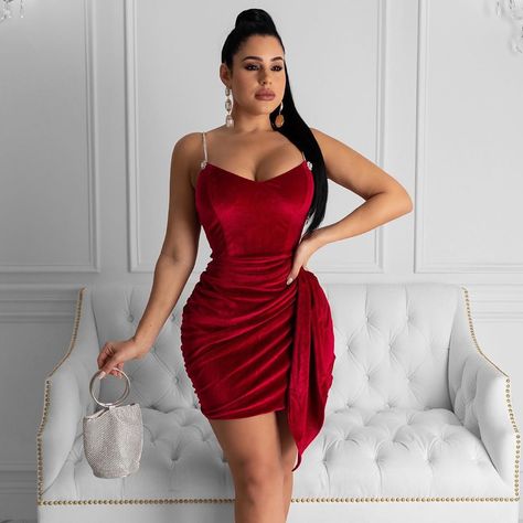 Classy Gowns, Dress Photography, Diva Boutique, Holiday Looks, Christmas Dress, Party Fashion, Lifestyle Blogger, 11 11, Red Formal Dress