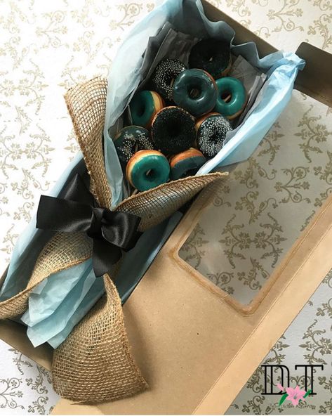 #ramos #donas #azul #cajas #aesthetic #comida Cajas Aesthetic, Donas Aesthetic, Postres Aesthetic, Donuts Ideas, Donut Decor, Donut Decorating Ideas, Brownies Cake, Food Bouquet, Candy Roses