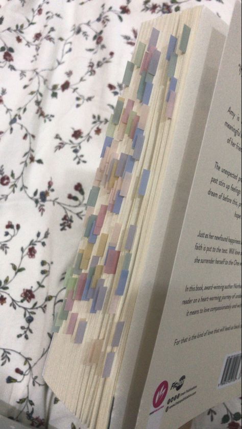 Matching Tabs To Book Covers, Tabbed Books Aesthetic, Book Tabs Color Code, Book Tabs Aesthetic, Book Tabs Ideas, Book Tabbing, Annotating Aesthetic, Wattpad Vibes, Book Annotating