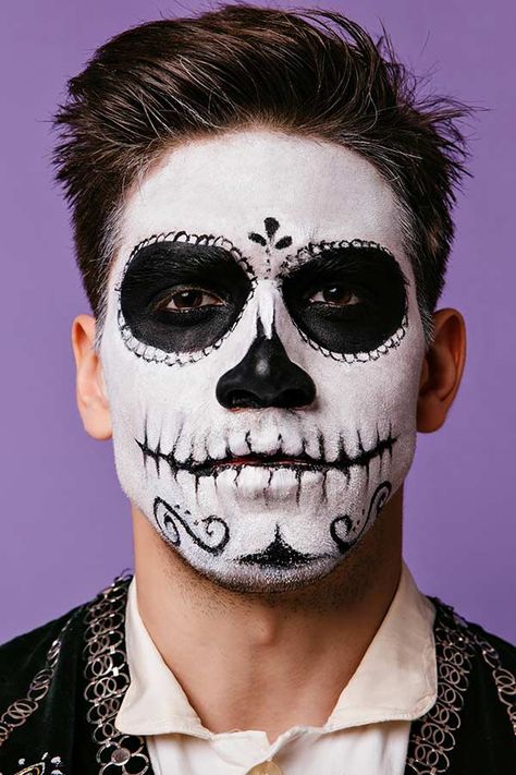 Day Of The Dead Person #dayofthedead #halloween #halloweenmakeup #halloweenmakeupmen If you’re a cool guy and seeking some simple and easy ideas for your Halloween makeup, we have them all here. We gathered such trendy and scary DIY looks as a zombie, clown, skeleton, half face, demon, vampire, Blue Beard and, of course, Joker. #menshaircuts #menshairstyles Hallowen Schminke, Guys Halloween Makeup, Mens Halloween Makeup, Halloween Makeup Sugar Skull, Halloween Makeup Look, Halloween Make-up Looks, Den Mrtvých, Dead Makeup, Cute Halloween Makeup