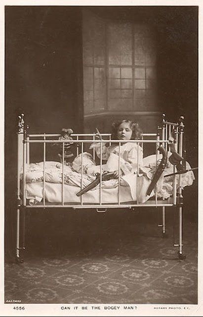 CAN'T EVEN: Hilarious Photos From The Past That Cannot Be Explained Government Assistance, Poor House, Free Genealogy Sites, Genealogy Ideas, Funny Vintage Photos, Parenting Photos, Creepy Photos, Genealogy Free, The Boogeyman