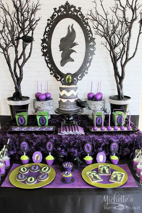 Amazing Maleficent Inspired Dessert Table: great for a birthday party or a Halloween party! Description from pinterest.com. I searched for this on bing.com/images Maleficent Birthday Party, Descendants Party Ideas Birthdays, Maleficent Party, Disney Villain Party, Disney Descendants Party, Villains Party, Desserts Cupcakes, Descendants Party, Halloween Decor Diy