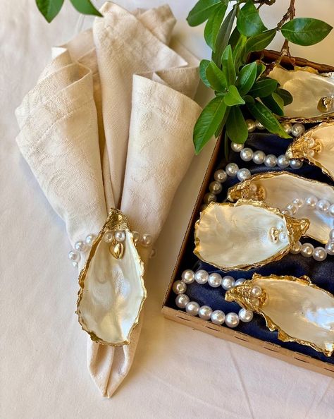 Oyster Shell Place Cards, Shell Place Cards, Scallop Shell Craft, Placecards Wedding, Wedding Napkin Rings, Wedding Favors Unique, Napkin Rings Diy, Seashell Wedding, Napkin Rings Wedding