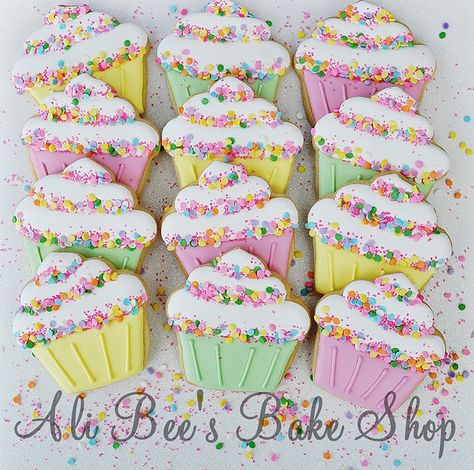 Sprinkles!! **Explore** by Ali Bee's Bake Shop, via Flickr Cupcakes Decorados, Sugar Cookie Designs, Pretty Cookies, Cookie Frosting, Fancy Cookies, Creative Cookies, Beautiful Cookies, Cookie Inspiration, Cookie Icing