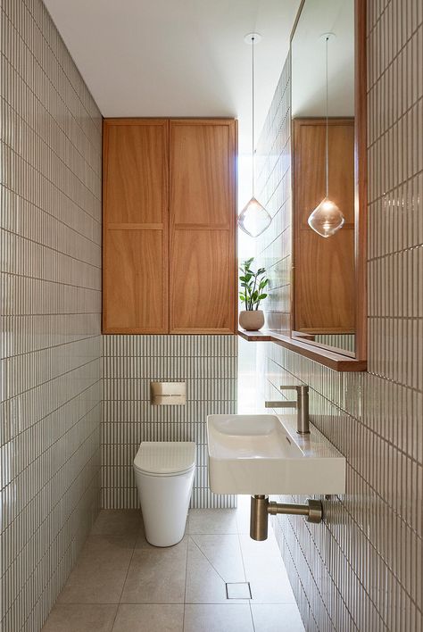 Warton Residence: A Grand Revival of a 1960s Beach House Bali Powder Room, Midcentury Modern Bathroom Vanity, 70s Beach House Interior Design, Small Bathroom Ideas Wood, Mid Century Toilet, 60s Beach House, Small Shower Design, Mid Century Modern Toilet, Small Mid Century Bathroom