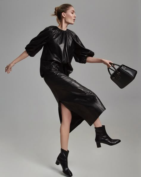 Nadja Bender Poses in Black Ensembles for ELLE Germany Editorial Fashion Photoshoot, Nadja Bender, Bag Poses, Bag Campaign, Bag Photoshoot, Supermodel Style, High Fashion Poses, Fashion Model Poses, Regal Design