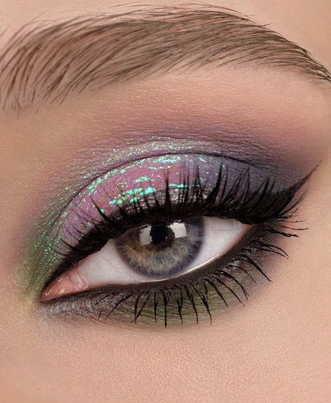 Lilac Texture, Multichrome Eyeshadow, Sparkle Eyeshadow, Magical Makeup, Colour Changing, Glam Looks, Fresh Green, Makeup Brands, Loose Powder