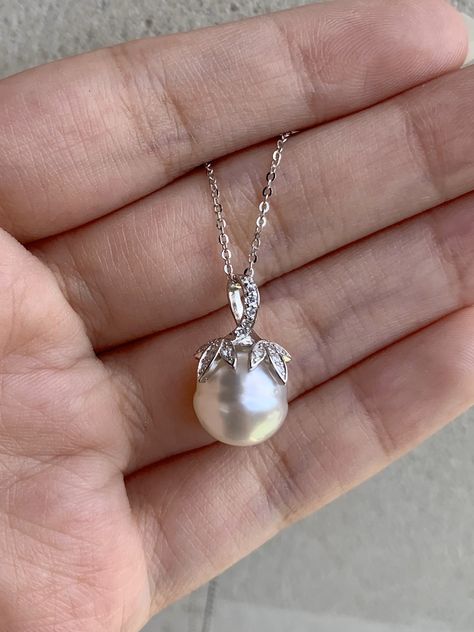 Pearl Lockets Pendants, Pearl Necklace Silver, South Sea Pearl Necklace, Pendant Designs, Mangalsutra Design, Water Pearl Necklace, Black Beads Mangalsutra, Natural Pearl Earrings, Black Beads Mangalsutra Design