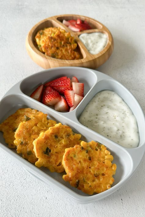 These sweet corn fritters are a great way to serve a veggie side! They come together in one bowl and make for an easy, filling lunch! 16 Month Old Lunch Ideas, Toddler Menu Ideas, Lunch For 1 Year Baby, Baby Lunch Ideas 10 Months, Meals For Infants Finger Foods, Easy Lunch Ideas For 12 Month Old, Baby Lunch Ideas, Lunch Idea For 12 Month Old, Vegetarian Toddler Lunch Ideas