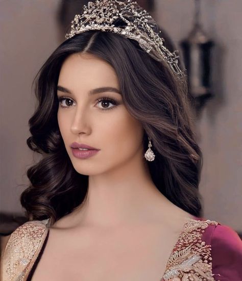 Queen Makeup Looks Royal, Queen Makeup Royal, Tudor Dress Up, Beautiful Haircuts, Queen Aesthetic, Queen Makeup, Queen Photos, Quince Hairstyles, Fancy Wedding Dresses