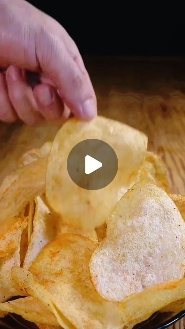 Crispy Potato Chips, Batch Cocktail Recipe, Mini Cooking, Potato Chip Recipes, Miniature Cooking, Tiny Cooking, Crunchy Snack, Quick Bite, Reels Instagram