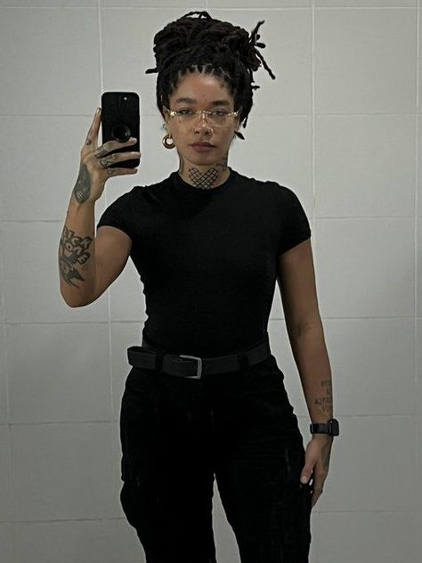 Feminine Masculine Style Aesthetic, Lesbian Nightclub Outfit, Tomboy Style Outfits Masculine, Black Women Tomboy Outfits, Masc Outfits Black Women, Masc Black Woman Aesthetic, Girl Masculine Outfits, Masc Aesthetic Girl, Masculine Woman Outfits