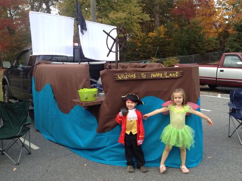 Neverland Trunk or Treat in the back of our truck. Steering wheel, plank for the candy. Main ship made of felt and cardboard. Never Land Trunk Or Treat, Neverland Trunk Or Treat Ideas, Peter Pan Trunk Or Treat, Tinker Bell And Peter Pan, Halloween Pirates, Wheel Board, Pirate Halloween, Halloween Family, Fall Fest