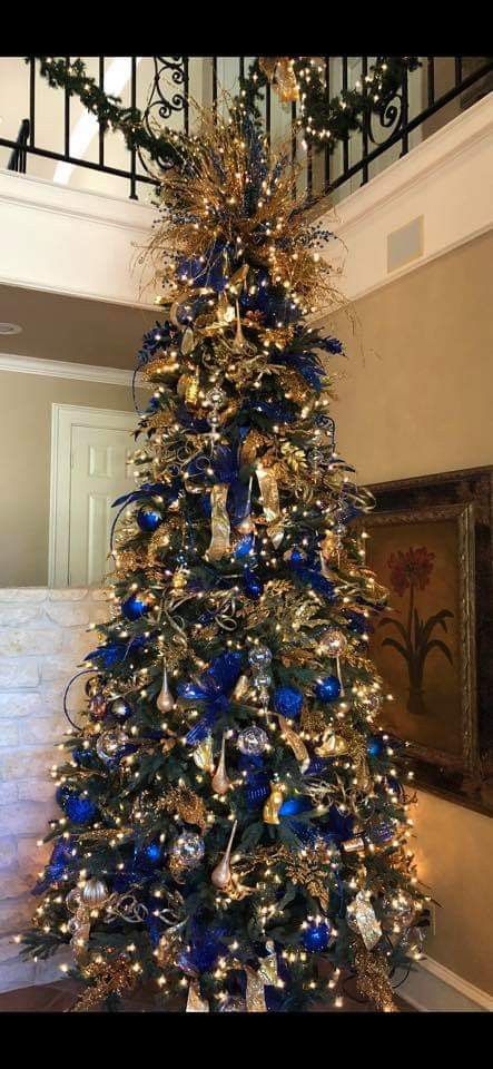 decor natalino!!! Blue Christmas Tree Decorations, Amazing Christmas Trees, Trending Christmas, Blue Christmas Decor, Elegant Christmas Trees, Blue Christmas Tree, Gold Christmas Decorations, Christmas Tree Inspiration, Black Christmas Trees