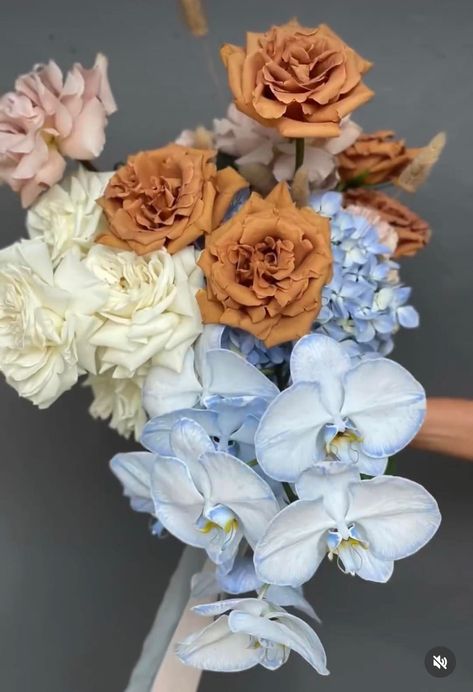 Blue Dior, Ss 2024, Burnt Orange Weddings, Top Wedding Trends, 2025 Wedding, Blue Florals, Brown Flowers, Blue Bouquet, Neutral Wedding