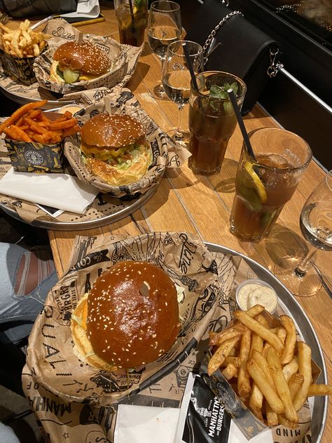 Burger Aesthetic, Best Korean Food, Dinner Restaurants, Delicacy Food, Healthy Food Motivation, Food Is Fuel, Fake Story, Food Obsession, Pretty Food