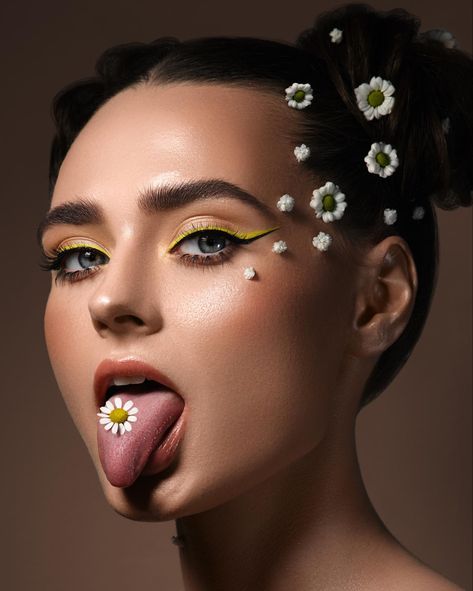 Creative Makeup Photography, Queen Of Hearts Makeup, Fashion Editorial Makeup, Yellow Eye Makeup, Yellow Makeup, Flower Makeup, High Fashion Makeup, Simple Makeup Tips, Photoshoot Makeup