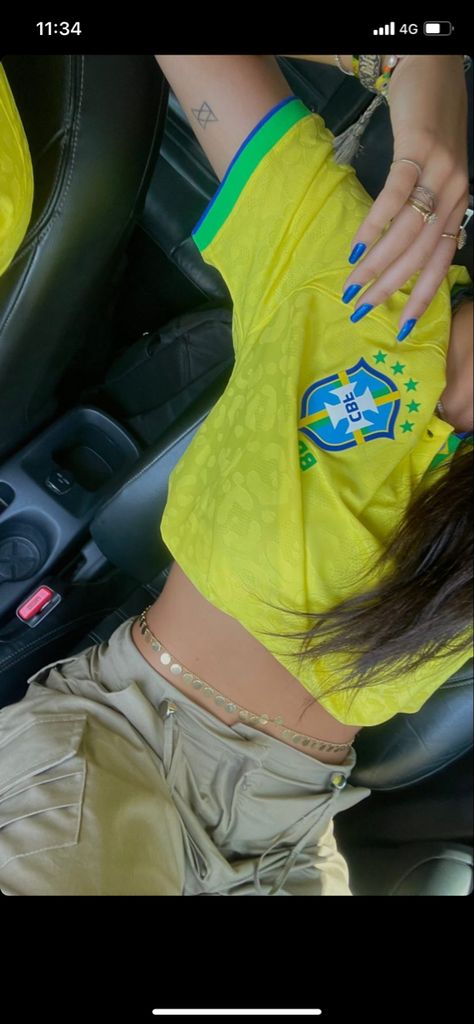 Soccer Wag Outfits, How To Style Jerseys Football, Brasil Jersey Outfit, Jersey Outfit Women Soccer, Brazil Jersey Outfit, Soccer Jersey Outfit Women, Bloke Core Outfits, Brazil Aesthetic, Footballers Wives