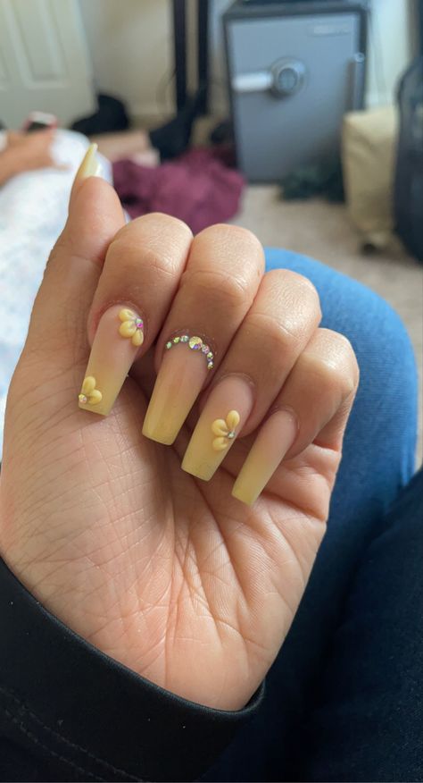 Hombre Yellow Nails, Yellow And White Ombre Nails, Green Yellow Ombre Nails, Yellow Prom Nails, Ombre Nails Yellow, Yellow Ombré Nails, Yellow Ombre Nails, Fall Nail Colours, Quince Nails