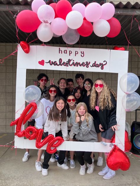 Valentine’s Day Parade Float, Valentines Picture Booth Ideas, Valentine Day Dance Ideas, High School Valentine Ideas, Valentines Day Group Photoshoot Ideas, Photobooth Valentines Day, Valentines Day Dance Decorations Schools, Valentine’s Day Dance Ideas, Valentines Dance Decor