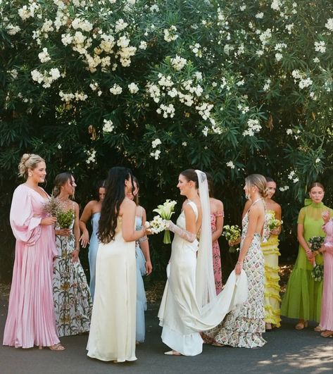 Mary Ralph Wedding, Wedding Bridesmaid Aesthetic, Wedding Photography Group Shots, Dreamy Wedding Photos, Pastel Wedding Colors, Bridesmaids Photos, Greece Wedding, Wedding Attire Guest, Garden Party Wedding