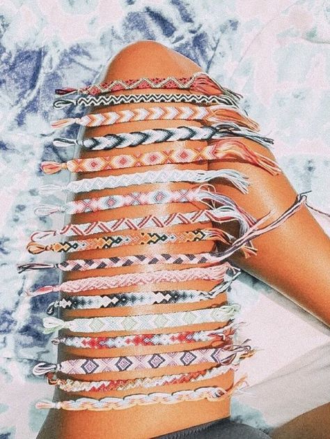 #aesthetic Cute Friendship Bracelets, Yarn Bracelets, Friendship Bracelets Designs, Diy Friendship Bracelets Patterns, Bracelets Design, Friendship Bracelets Diy, Summer Bracelets, String Bracelet, Cute Bracelets