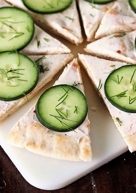 Easy Cucumber Pita Bites Topped with Fresh Dill Image Easy Cucumber Sandwiches, Cucumber Sandwiches Recipes, Cucumber Snacks, Mediterranean Appetizers, Cucumber Tea Sandwiches, Quinoa Bites, Lunch Options, Pizza Shapes, Cucumber Dill