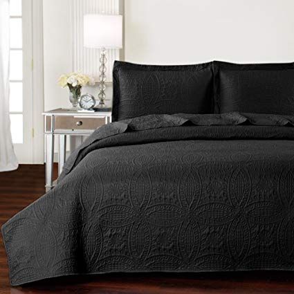 Amazon.com: Mellanni Bedspread Coverlet Set Black - Comforter Bedding Cover - Oversized 3-Piece Quilt Set (King/Cal King, Black): Home & Kitchen Black Bed Spread, Black Bedspread, King Quilt Bedding, King King, King Black, Solid Quilt, Luxury Quilts, Bed Spread, Queen Black