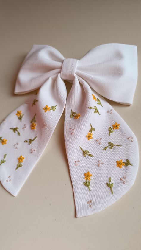 Felt Hair Clips Diy Free Pattern, Embroidery Hair Bows, Cute Embroidery Ideas, Embroidered Bows, Embroidered Hair Bows, Girls Hair Bows Diy, Diy Hair Accessories Ribbon, Bows Diy Ribbon, Handmade Hair Clip