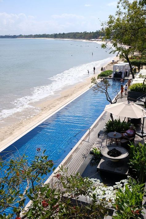 Wow! There's a great view of Jimbaran Beach from the infinity pool at Sundara, Bali. #SundaraBeachClub #JimbaranBeach #Bali #Beach #Sundara #FourSeasons Swimming At Night, Swimming Pool Plan, Fiji Resort, Private Island Resort, Eco Lodges, African House, Bali Beach, Beach Swimming Pool, Seafood Restaurants