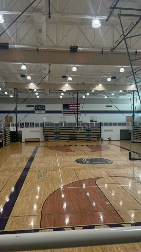 #highschool #gym #highschoolgym #usa #america High School Gym Aesthetic, College Gym Aesthetic, Academy Aesthetic School, School Gym Aesthetic, If I Built A School, Highschool Aesthetic Classroom, Rich School Aesthetic, Battle Royale Movie, Bloxburg Restaurant