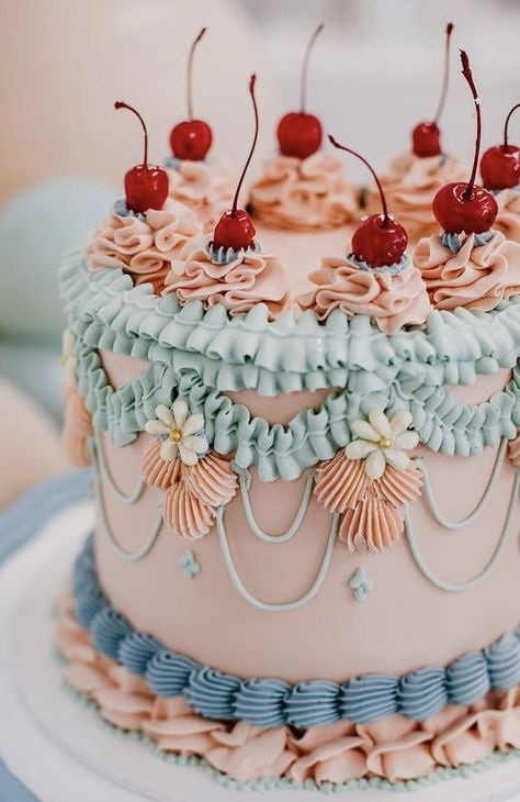 Vintage Style Cakes, Retro Cake Design, Piped Cake, Rugby Cake, Bolo Vintage, Vintage Sweets, Vintage Birthday Cakes, Cherry Cake, Cake Decorating Designs